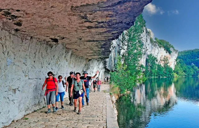 Groupe de randonneurs sur le chemin de halage de Saint-Cirq Lapopie lors d’une excursion proposée par le Village Club & Spa Terrou